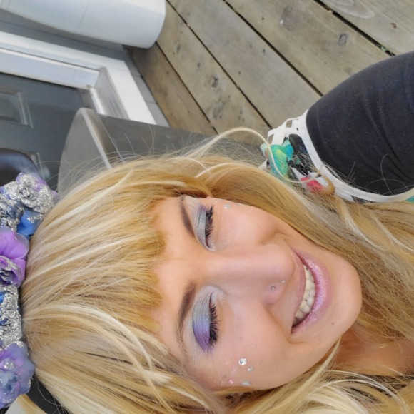 MAKE ME AN OFFER Meet your Posher, Alexandra - Picture 1 of 1